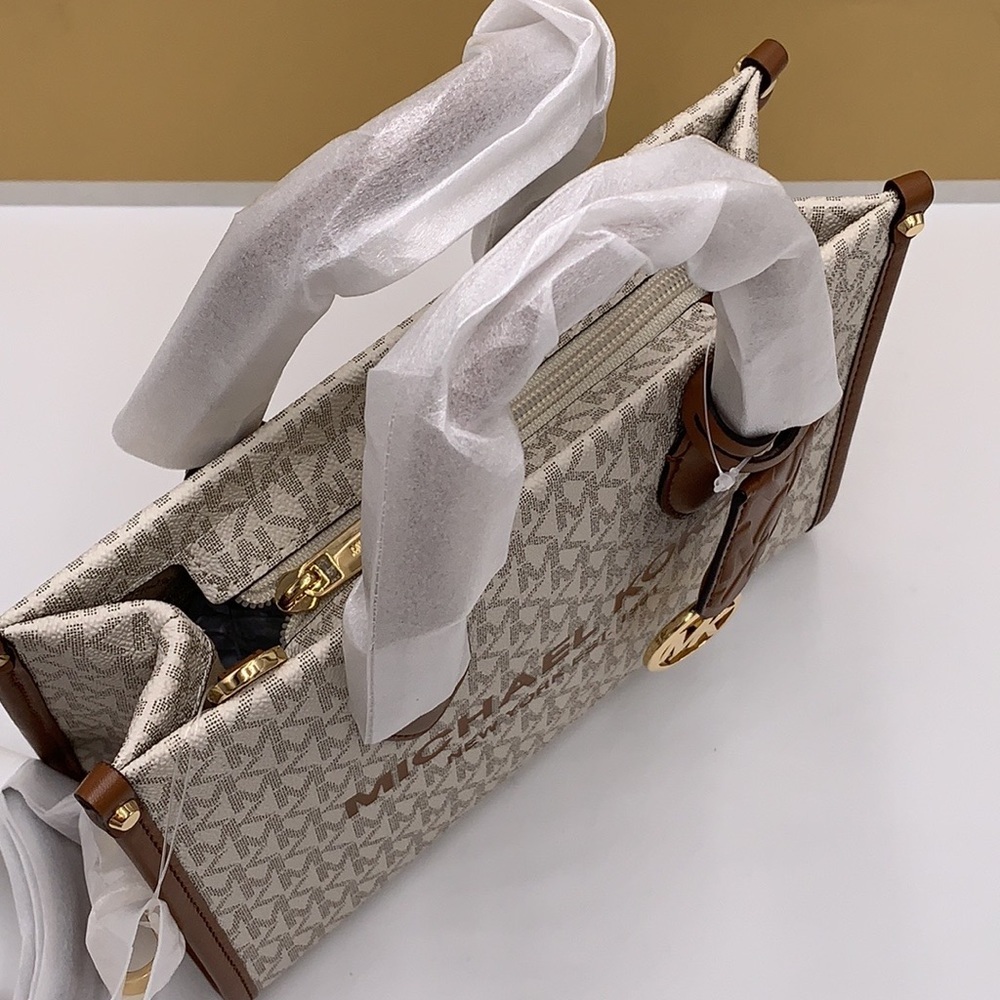 🔥Offer of the day! Michael Kors Mirella Small Crossbody Tote Bag VANILLA SIGNT - Picture 7 of 15